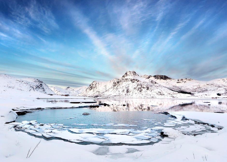 图集|航拍云南山体滑坡现场:黑色“泥龙”冲入白雪覆盖的村庄