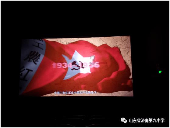杨紫拍“荡秋千”戏为啥只露上半身？看到全景照，满屏都是尴尬